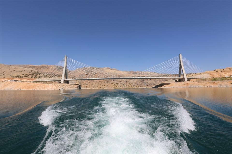 <p>Siverek Belediye Başkanı Resul Yılmaz, AA muhabirine yaptığı açıklamada, köprü yapılmadan önce sürücülerin büyük sıkıntı yaşadığını ve tek feribotla yüzlerce aracın taşındığını söyledi.</p>

<p> </p>

