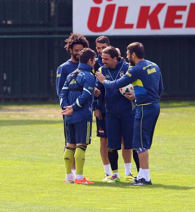 Galatasaray derbisinin hazırlıklarını sürdüren Fenerbaçhe'nin dünkü antrenmanı neşeli geçti.