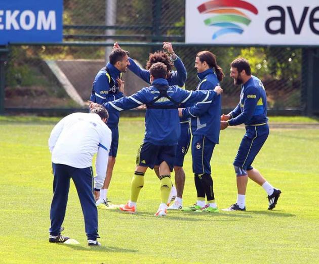 Cezalı 5'e 2 pas çalışması sırasında belli bir sürede topu kapamayan Mehmet Topal'a tokat cezası geldi.