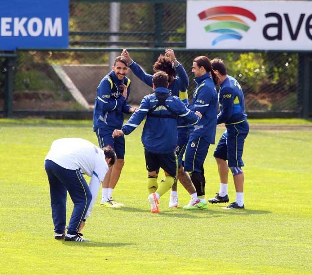 Bu sırada Emre Belözoğlu, "harmandalı" oynayarak Mehmet Topal'a nazire yaptı.