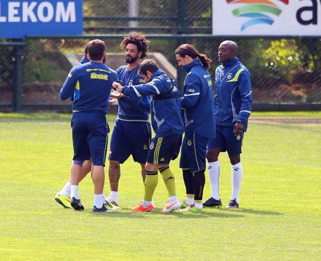 Emre'nin oynadığını gören Cristian da harmandalı yapmaya çalıştı.