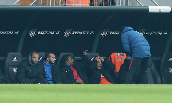 <p>Medipol Başakşehir'in kaptanı Emre Belözoğlu, ilk 11'de çıktığı Beşiktaş maçında büyük bir şanssızlık yaşadı. Oyuna çok iyi başlayan ve sahanın en başarılı isimleri arasında yer alan tecrübeli futbolcu, sakatlık problemi yaşayınca 39. dakikada oyundan çıktı.</p>