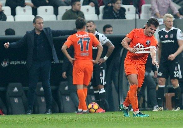 <p>Beşiktaş taraftarlarının protestoları arasında sahayı terk eden Emre Belözoğlu, yerini Joseph Attamah'a bıraktı. Ganalı Attamah böylelikle bu sezon ilk kez bir lig maçında forma giydi.</p>