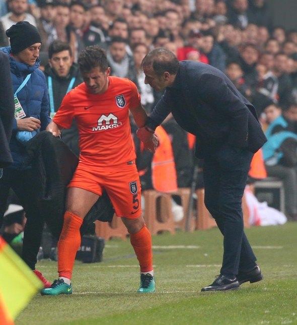 <p>Önce kolundaki kaptanlık pazubandını hışımla kolundan çıkaran Emre, daha sonra kendisine uzatılan montu öfkeyle giydi ve kulübeye yöneldi.</p>