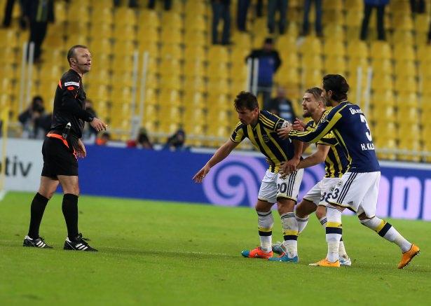 <p>Spor Toto Süper Lig'de oynanan Fenerbahçe- Eskişehirspor maçının 85. dakikasında oyundan atıldı.</p>