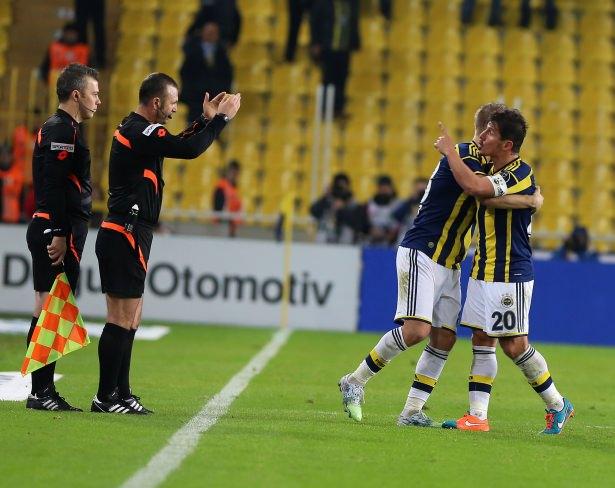 <p>Emre, yan hakemle girdiği diyalog sonunda hakem Tolga Özkalfa'dan direkt kırmızı kart gördü.</p>