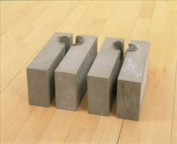 <p>&Ccedil;İMENTO AYAKKABILAR: Amerikan mafyası tarafından uygulanan bir işkence şeklidir.Kurbanlarının ayakları k&uuml;l bloklarına yerleştirilip &uuml;st&uuml;ne &ccedil;imento d&ouml;k&uuml;l&uuml;p denize fırlatılıyordu.</p>