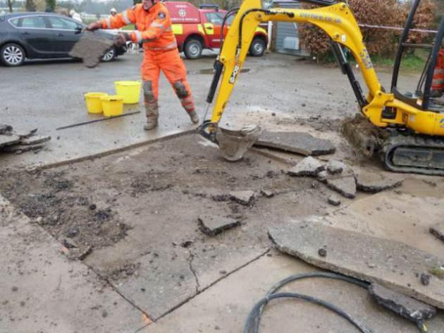   Trafik ekipleri operasyonun g&uuml;venliği i&ccedil;in &ouml;nce yolu trafiğe kapattı. 