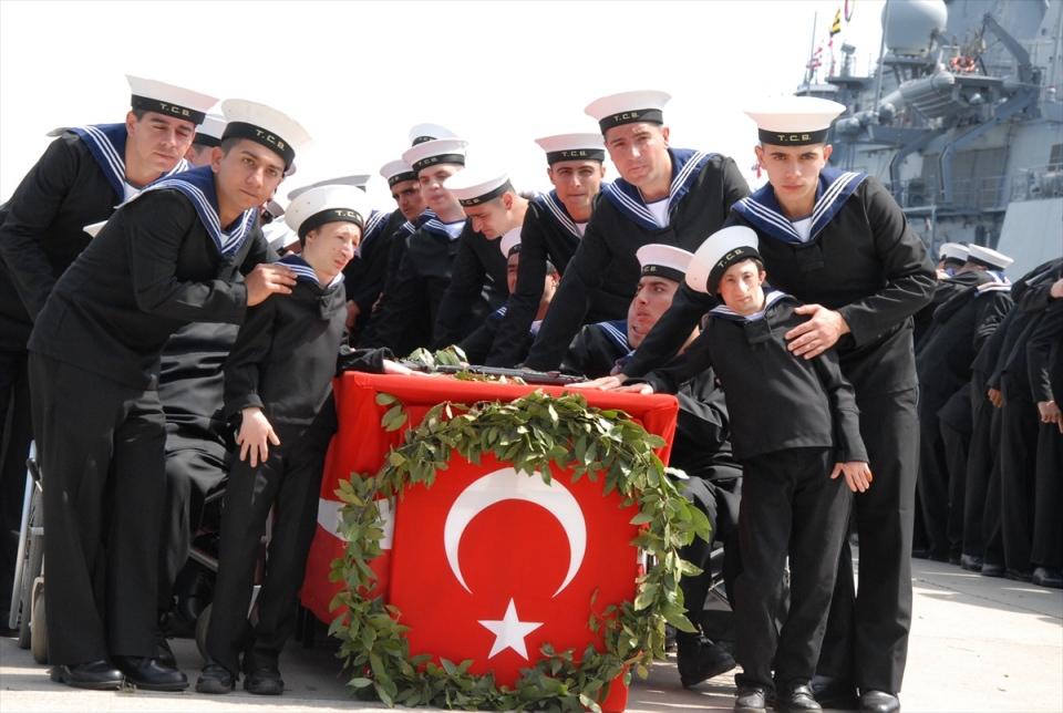 <p>Donanma Komutanlığı Gölcük Deniz Ana Üs Komutanlığında 96 engelli, "Temsili Askerlik Uygulaması" kapsamında düzenlenen törenle bir günlüğüne asker oldu.</p>