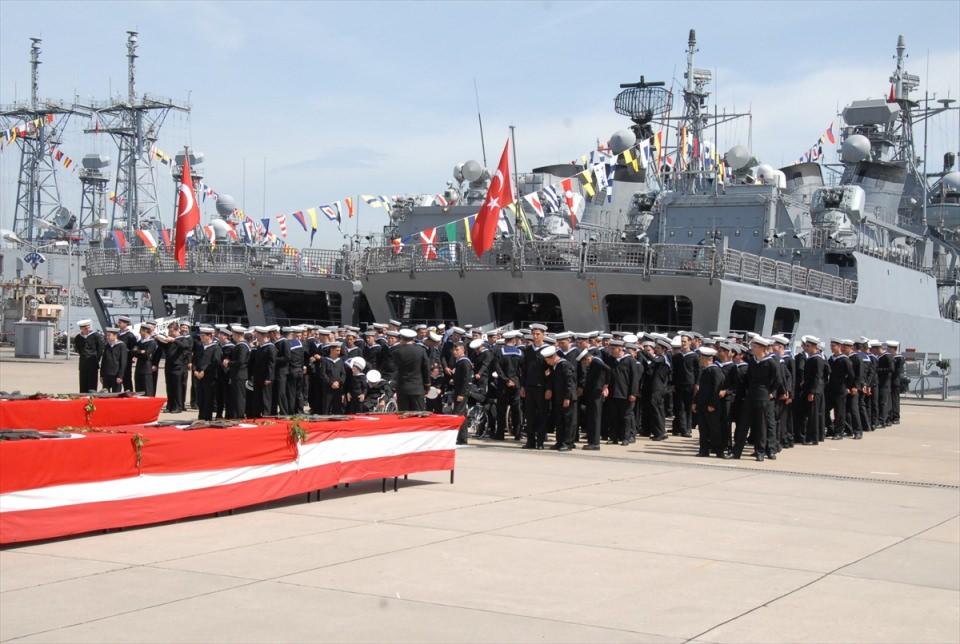 <p>Anayasanın 72. maddesinde vatan hizmetinin, her Türk'ün haklı bir görevi olarak düzenlendiğini vurgulayan Küçükatay, şunları söyledi:</p>

<p> </p>
