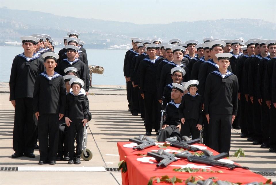 <p>Küçükatay, askerlik vazifesinin en kutsal görev olduğuna işaret ederek, "Bu görevi yerine getiren her birey, bunun haklı gururunu ömrü boyunca taşır. Askerlerin hayata bakışını simgeleyen bir söz vardır;, 'Her Türk asker doğar'. Sizler de az sonra edeceğiniz yeminle zaten asker doğmuş bir kişi olarak kutsal vatan hizmetinizi ifa etmiş olacaksınız. İnanıyoruz ki yarın size ihtiyaç duyulduğunda bu yemini eden her Türk genci gibi canını seve seve bu vatan uğruna feda etmekten çekinmeyeceksiniz.</p>