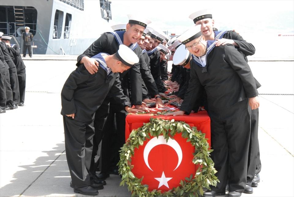 <p>Konuşmanın ardından silah ve Türk bayrağı üzerine ellerini koyarak yemin eden engelli askerler, daha sonra aileleriyle hatıra fotoğrafı çektirdi.</p>
<p> </p>
<p> </p>