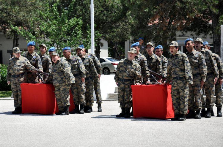 <p>Törende konuşan 1. Ana Jet Üs Komutanı Hava Pilot Tuğgeneral Erdoğan Gür, 1111 sayılı Askerlik Kanunu kapsamında silah altına alınmaları mümkün olmayan vatandaşların, bu hak ve ödevlerini sembolik şekilde yerine getirmelerini sağlamak amacıyla etkinliğin düzenlendiğini belirtti.</p>
<p> </p>