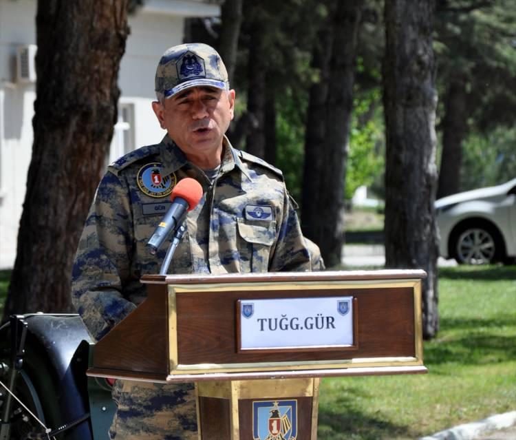 <p>Engelli askerlerin silah, bayrak ve namus üzerine yemin ederek, gerektiğinde vatan için canlarını seve seve feda edeceğine söz verdiğini vurgulayan Gür, şunları kaydetti:</p>
<p> </p>