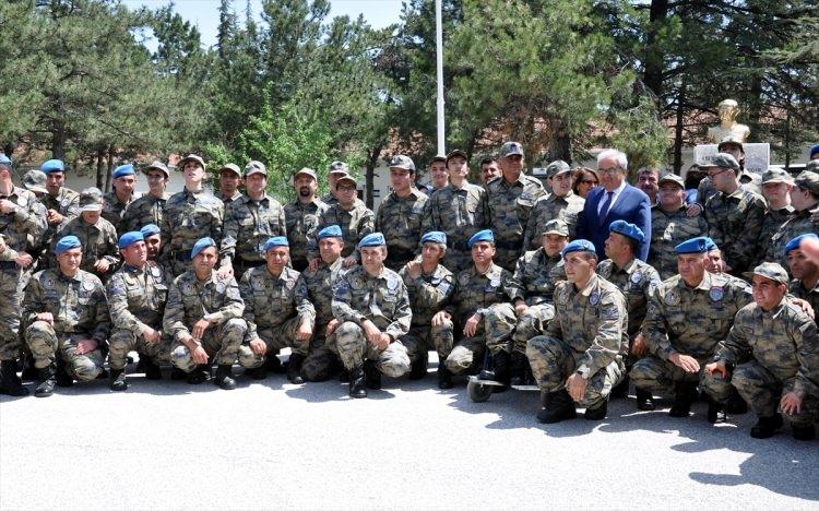 <p>"Şimdi sizler bu kutsal görevi yerine getirmek üzere ant içerek göreve başlamış bulunmaktasınız. Bu görevi bir vatan borcu bilip katılmanızdan dolayı sizleri kutluyorum. Burada geçirdiğiniz bir günlük sürenin, komutanlığı ve askerlik mesleğini tanımanız açısından güzel bir fırsat olduğunu düşünüyorum. Her Türk asker doğar ve her anne baba çocuklarının asker olmasını gönülden ister. İşte bugün asker ocağına gönderdiğiniz kınalı kuzularınız için bu dileğinizin gerçekleştiğine hep beraber şahit olduk. Çocuklarınız artık bu şerefli yuvanın birer ferdi ve yüce Türk milletinin askerleri oldular, onlarla gurur duyabilirsiniz."</p>
<p> </p>