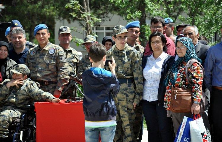 <p>Yemin eden askerlerden Arda Çolak, törene katılan herkese teşekkür etti. Çolak, "Çok mutlu oldum, çok güzel bir gün yaşadım. Asker arkadaşlarımız yanımda, ailem yanımda, çok mutluyum." dedi.</p>
<p> </p>