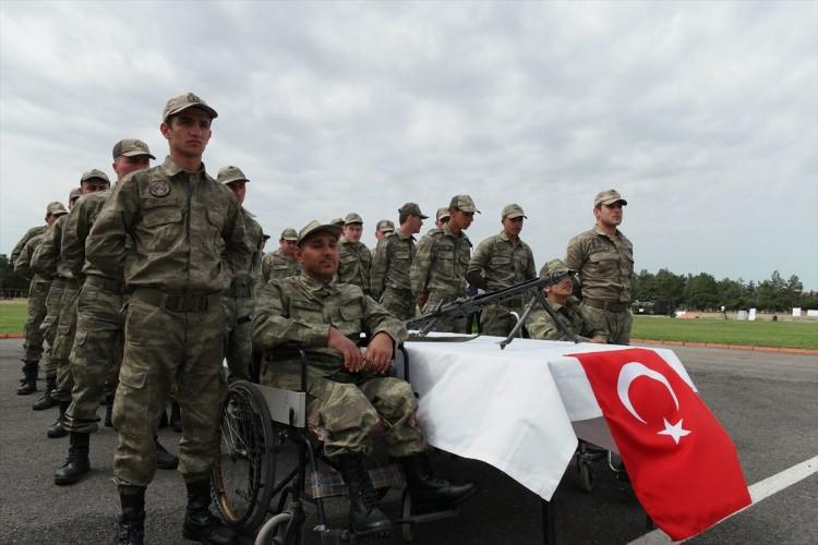 <p>Balıkesir'in Edremit ilçesinde, 79 engelli "bir günlük temsili askerlik" uygulaması kapsamında, yemin etti.</p>