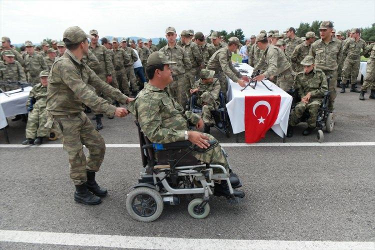 <p>Edremit 19. Motorlu Piyade Tugay Komutanlığı Ali Çetinkaya Kışlası'nda düzenlenen yemin töreni, saygı duruşu ve İstiklal Marşı'nın okunmasıyla başladı. Daha sonra yemin töreni gerçekleştirildi.</p>
<p> </p>