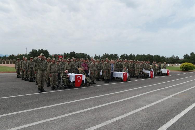 <p>Tugay Komutanı Piyade Kurmay Albay Mahmut Altun, törende yaptığı konuşmada, kalpleri askerlik aşkıyla çarpan ancak bu arzularını gerçekleştiremeyen 79 engelliye kısa süre de olsa askerlik coşkusunu yaşatmak istediklerini söyledi.</p>
<p> </p>