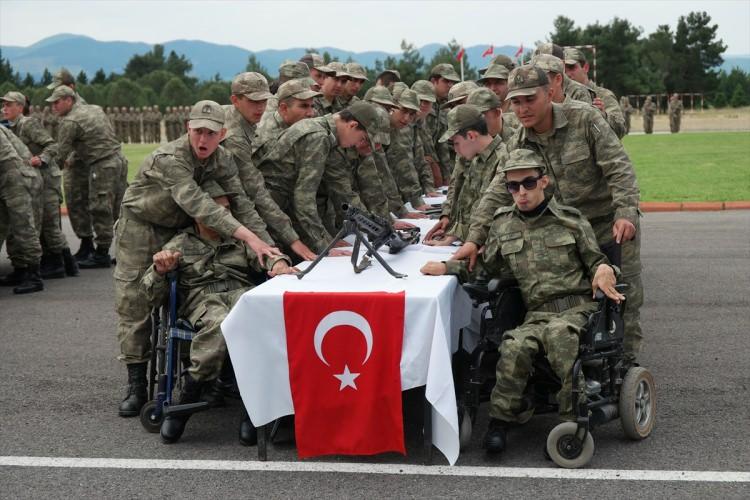 <p>Bir günlüğüne engellilerin askere alındığını belirten Altun, "Analar, evlatlarını milletin bağrından çıkan Türk Silahlı Kuvvetleri saflarına bayram coşkusu içinde göndermektedir. </p>
<p> </p>