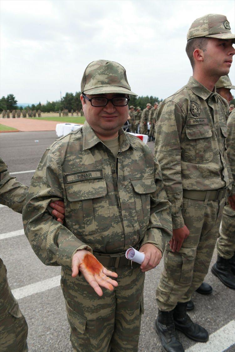 <p> Kutsal askerlik görevlerini yerine getiren her birey, bunun haklı gururunu ömür boyu taşımaktadır." diye konuştu.</p>