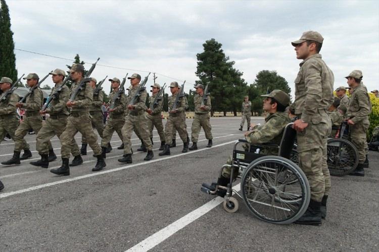 <p>Konuşmaların ardından tören geçişi yapıldı ve engelli askerlere terhis belgeleri verildi.</p>
<p> </p>