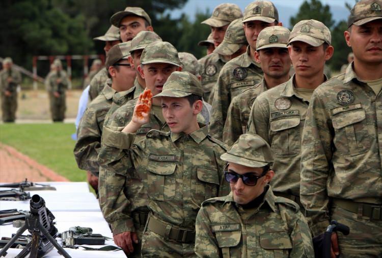 <p>Balıkesir'in Edremit ilçesinde, 79 engelli "bir günlük temsili askerlik" uygulaması kapsamında, yemin etti.</p>