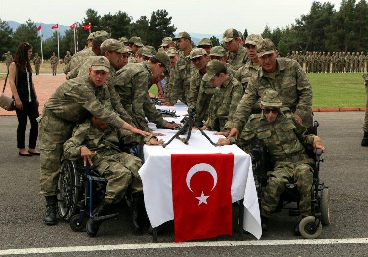<p>Edremit 19. Motorlu Piyade Tugay Komutanlığı Ali Çetinkaya Kışlası'nda düzenlenen yemin töreni, saygı duruşu ve İstiklal Marşı'nın okunmasıyla başladı. Daha sonra yemin töreni gerçekleştirildi.</p>
<p> </p>