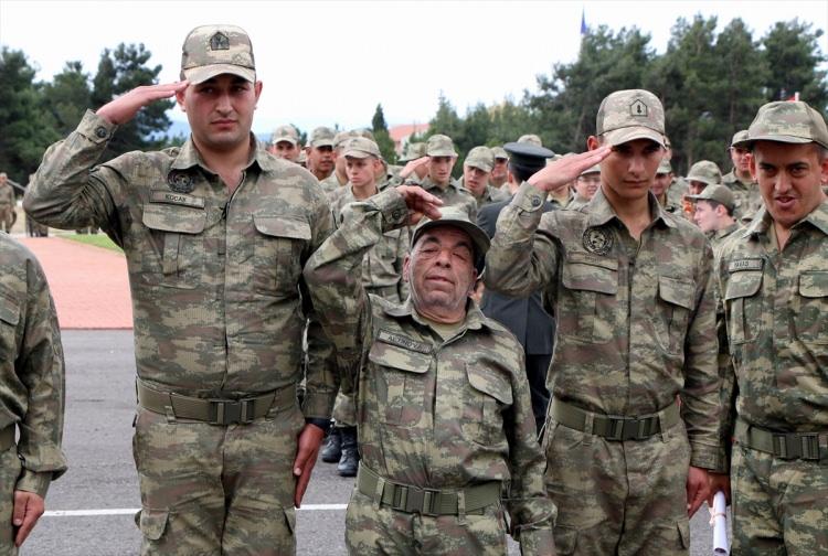 <p>Tugay Komutanı Piyade Kurmay Albay Mahmut Altun, törende yaptığı konuşmada, kalpleri askerlik aşkıyla çarpan ancak bu arzularını gerçekleştiremeyen 79 engelliye kısa süre de olsa askerlik coşkusunu yaşatmak istediklerini söyledi.</p>

<p> </p>
