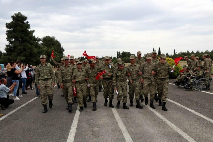 <p>Bir günlüğüne engellilerin askere alındığını belirten Altun, "Analar, evlatlarını milletin bağrından çıkan Türk Silahlı Kuvvetleri saflarına bayram coşkusu içinde göndermektedir. Askerlik, millet kavramının dünyadaki yegane örneğini teşkil eden Türk milleti için bir onur vesilesidir. Kutsal askerlik görevlerini yerine getiren her birey, bunun haklı gururunu ömür boyu taşımaktadır." diye konuştu.</p>
<p> </p>