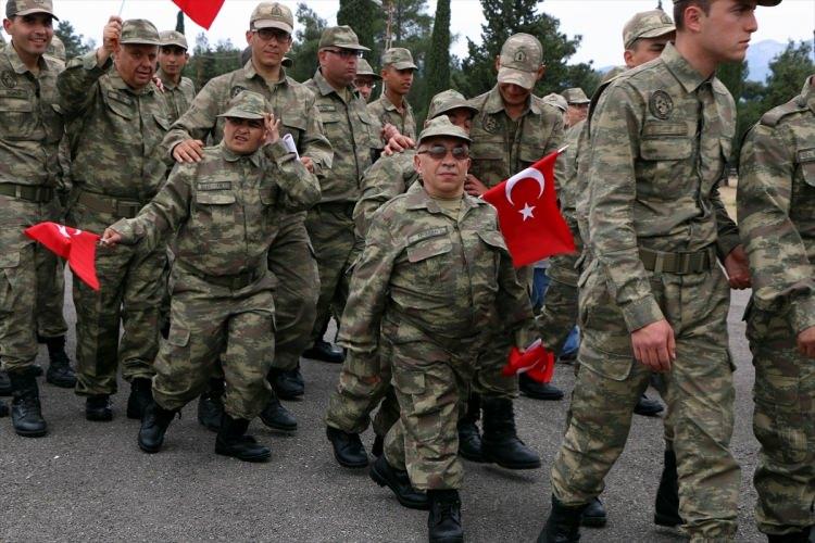 <p>Konuşmaların ardından tören geçişi yapıldı ve engelli askerlere terhis belgeleri verildi.</p>
<p> </p>