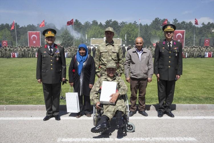 <p>Ankara'da yaşayan 86 engelli vatandaş, Engelliler Haftası dolayısıyla düzenlenen "temsili askerlik" uygulamasıyla bir günlüğüne asker olmanın sevincini yaşadı.</p>