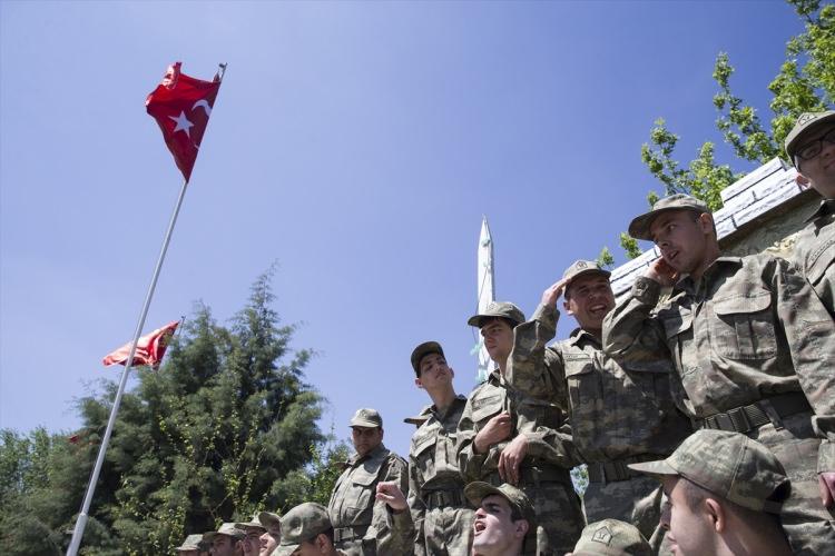 <p>Asker tıraşı olan ve üniforma giyen engellilere, temel eğitim çalışması yaptırıldı. Eğitim sırasında asker selamı ve esas duruş gösterilerek, askerlik hakkında bilgi verildi.</p>
<p> </p>