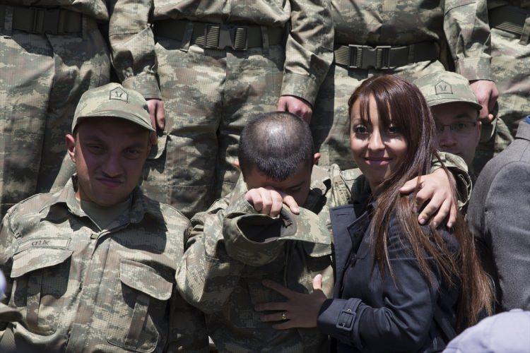 <p>Daha sonra temsili askerlik yapan genç-yaşlı, bedensel ve zihinsel engelli vatandaşlar için yemin töreni düzenlendi. Saygı duruşu ve İstiklal Marşı'nın okunmasıyla başlayan yemin töreninde, tümen sancağının tanıtılmasının ardından engelli askerler, ellerini, etrafında sıralandıkları masaların üstünde bulunan Türk bayrağı ile silahların üzerine koyarak yemin etti.</p>
<p> </p>