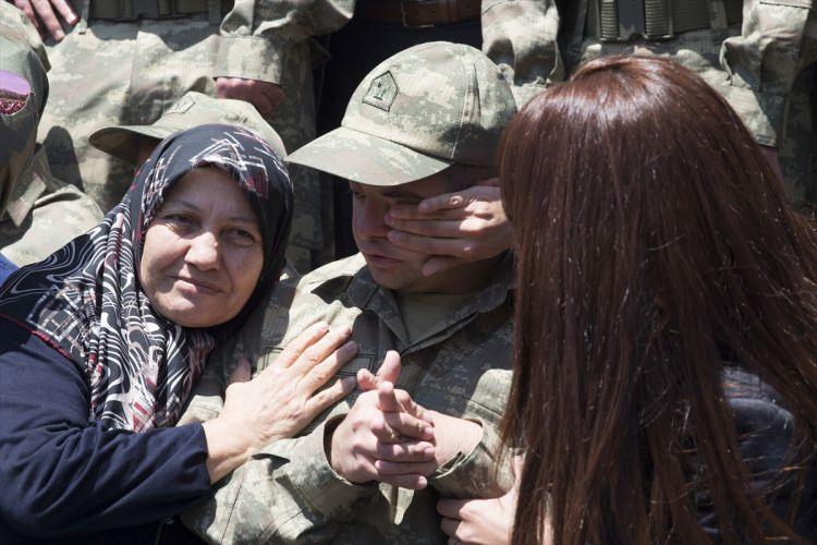 <p>Bu sırada töreni izleyen aileler, yakınlarının yaşadığı askerlik coşkusuna ortak oldu.</p>
<p> </p>