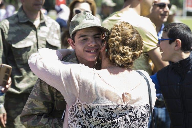 <p>Kara Kuvvetleri Eğitim ve Doktrin Komutanı Korgeneral Tahir Bekiroğlu, birliğe katılanlara ve ailelerine hediye takdim etti.</p>
<p> </p>
