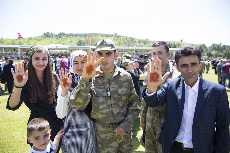 <p>Temsili askerliğe ilişkin bilgi veren, MEBS Eğitim Alayı Harekat ve İstihbarat Kısım Amiri Muhabere Albay Mahmut Baştaş, vatani görevin Türk milleti için onur kaynağı sayıldığını söyledi.</p>
<p> </p>