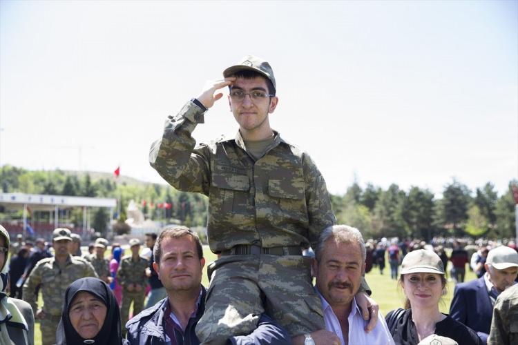 <p>Askerlik görevini getiren her bireyin bu haklı gururu ömür boyu taşıyacağını belirten Baştaş, temsili askerlik uygulamasıyla engelli bireylerin kısa süreli olsa da asker üniforması giymelerini, kışla ortamını yaşamalarını, hak ve ödevlerini sembolik olarak yerine getirmelerine imkan sağlamayı amaçladıklarını aktardı. </p>
<p> </p>