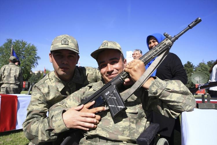 <p>Törenin ardından aynı heyecanı paylaşan aileler ve askerler hatıra fotoğrafı çektirdi.</p>
<p> </p>