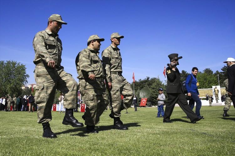 <p><strong>"Tüm aile elleri kınalı geldi"</strong></p>
<p>Oğulları temsili askerlik uygulamasına katılan Demirel ailesinin her bir ferdi ellerine kına yakıp, törene geldi. </p>