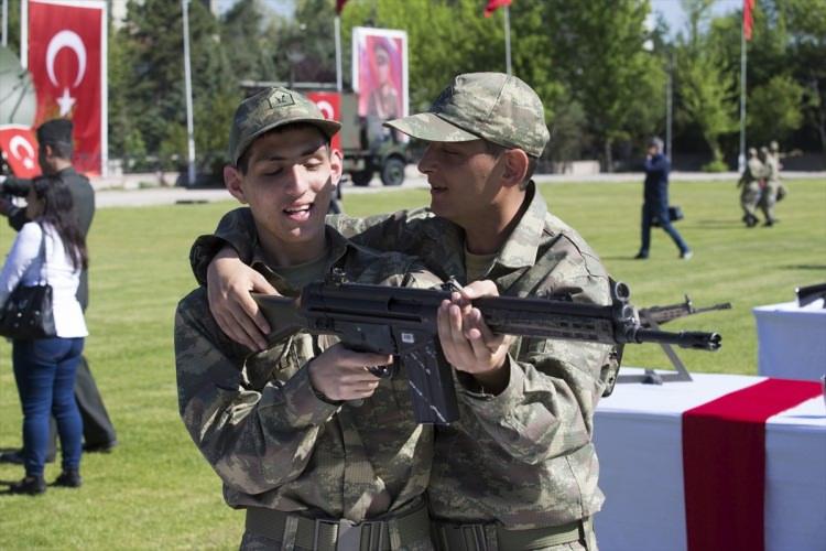 <p>Zihinsel engelli epilepsi hastası 22 yaşındaki Ekrem Demirel de yaşadığı sevinci ailesiyle paylaştı. Demirel, sağlanan bu imkan dolayısıyla mutlu olduğunu söyledi. </p>
