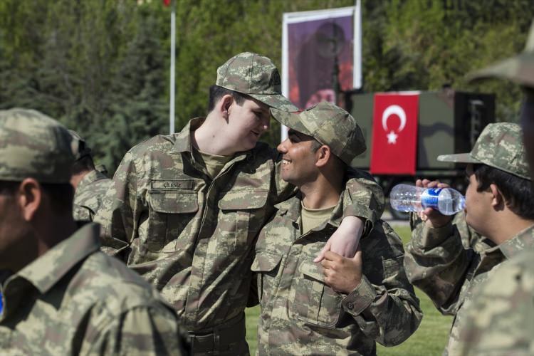 <p>Ekrem Demirel'in kız kardeşi Amine Demirel de "Sanki çok uzaktan, ağabeyimi izlemeye gelmişiz de bir aydır ayrıyız. </p>

<p> </p>
