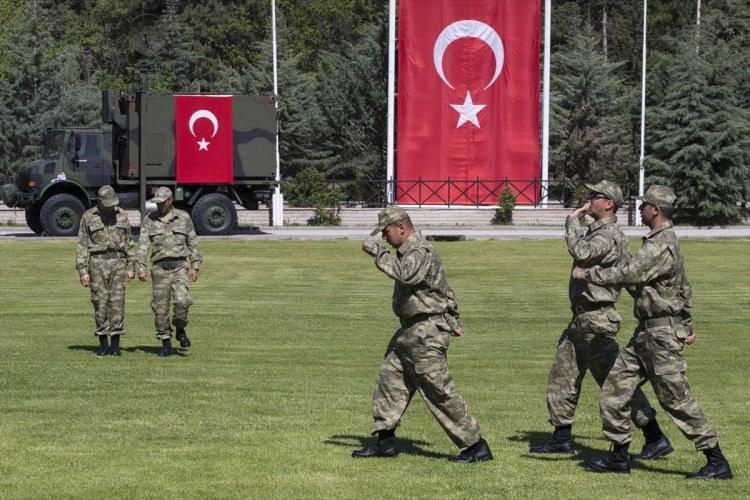 <p>Acemi birliği bitince gelip görmüş gibi olduk. Hayalimiz gerçek oldu. Ağabeyim küçüklüğünden beri 'ben askere gitmek istiyorum' derdi, gerçek oldu. Çok mutluyuz." dedi.</p>
