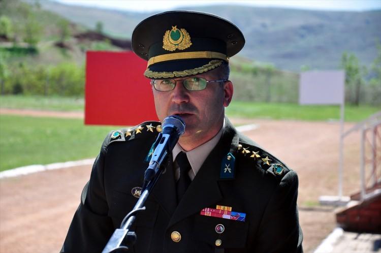 <p>28. Mekanize Piyade Tugay Komutanlığına gelen 18 engelli, üniformalarıyla tören alanındaki yerini aldı.</p>

<p> </p>
