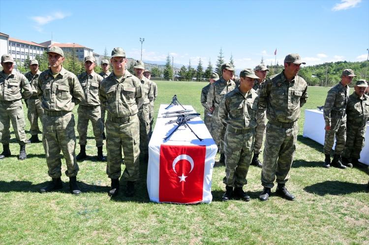 <p>Saygı duruşunda bulunulması ve İstiklal Marşı'nın okunmasıyla başlayan törende, engelliler yemin etti.</p>

<p> </p>
