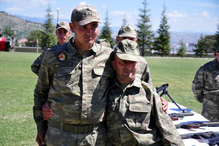 <p>Garnizon Komutanı İstihbarat Kurmay Albay Abdullah Dede, yaptığı konuşmada, askerlik hizmetinin, her Türk gencinin ve ailesinin özlemle, heyecanla beklediği en kutsal görev olduğunu söyledi.</p>

<p> </p>
