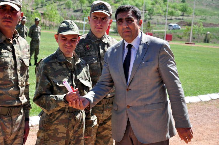 <p>Askerlik görevini yerine getirmek için öncelikle erdem, onur ve sağlam bir yüreğe ihtiyaç olduğunu belirten Dede, "Sizleri buraya getiren yüreğinizdeki heyecan, herhangi bir engeli olmayan birçok insana örnek seviyede ve her türlü takdirin üzerindedir. Az önce içtiğiniz antla Türk Silahlı Kuvvetlerinin mensubu oldunuz ve Türkiye Cumhuriyeti'ne bağlılığınızı hepimizin huzurunda ifade ederek yemin ettiniz, sizlerle gurur duyuyoruz." dedi.</p>

<p> </p>
