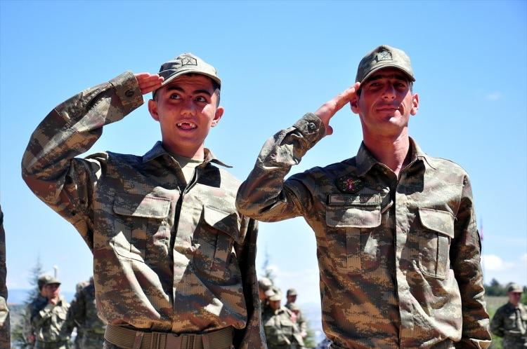 <p>Daha sonra askerlere terhis belgeleri ve hediyeleri verildi. Engellilerin aileleri, törende duygu dolu anlar yaşadı.</p>

<p> </p>
