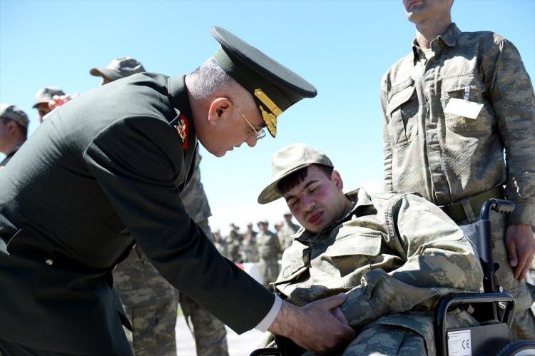 <p> Erzurum'da engeli oldukları için askerlik yapamayan 62 kişi, bir günlük asker olmanın heyecanını yaşadı.</p>
