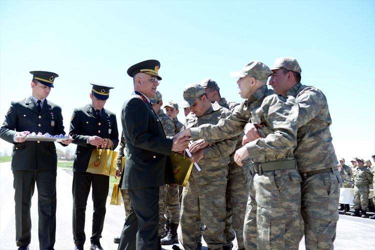 <p>Erzurum 109. Topçu Alay Komutanlığına yakınlarıyla gelen 62 engelli için, asker kıyafeti giydirildikten sonra kısa süreli askeri eğitimin ardından yemin töreni düzenlendi.</p>

<p> </p>
